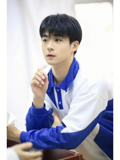 郭笑天充满少年感校服look