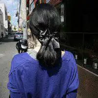 马尾头像女生背影图片【点击鼠标右键下载】