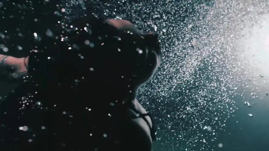 4k美女水中溺水潜水意境创意广告
