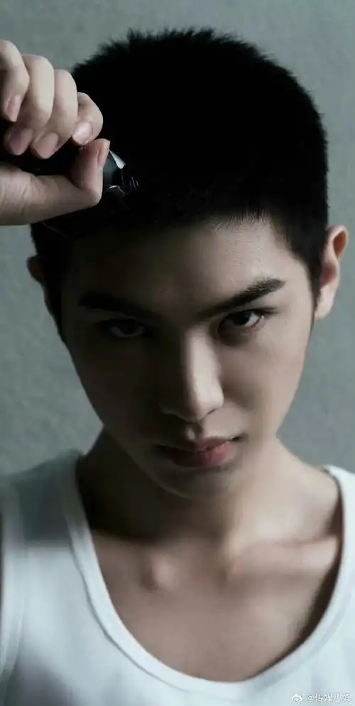 今天看完这组寸头造型想说:还有什么发型是黄明昊hlod不住的!
