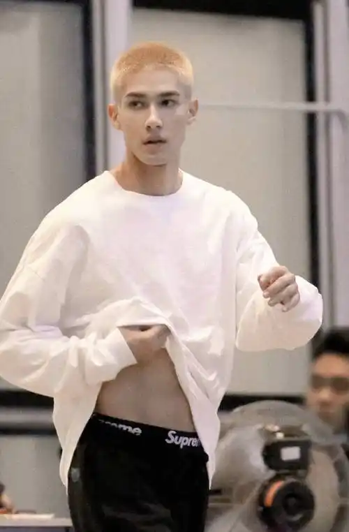 米卡沙滩照#啊啊啊夏天来啦,海滩阳光米卡也来啦,已经闻到夏威夷海风