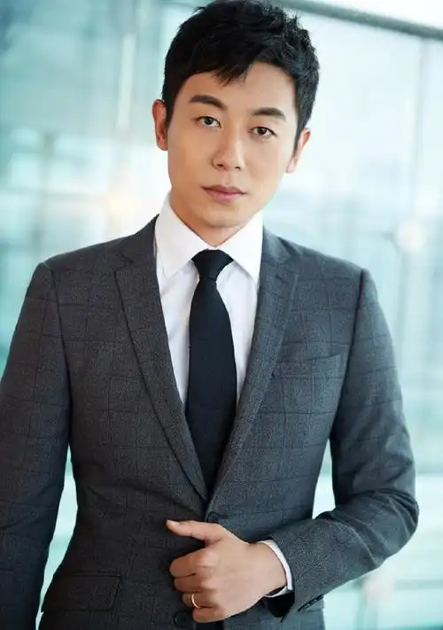 有种"帅气"叫朱亚文留刘海,硬汉形象全无,秒变"韩国欧巴"