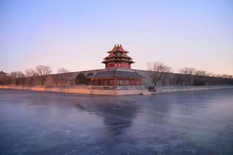 看,这是护城河,它共52米长.