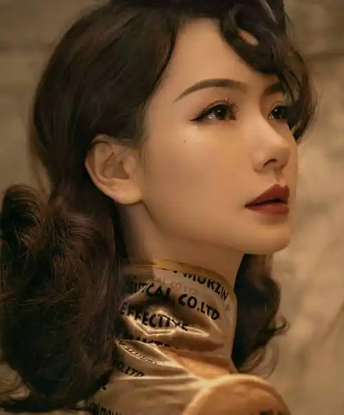 戚薇复古旗袍大长腿性感写真