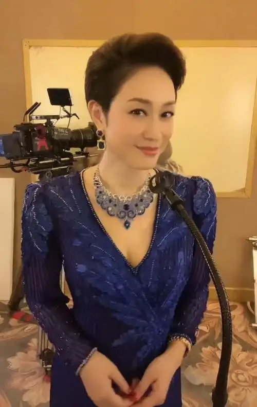 为了表达自己的兴奋之情,陈法蓉在活动室特意唱起了《夜上海》助兴,一