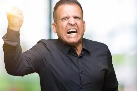 疯狂的卡通火鸡狼吞虎咽地吐舌头.矢量剪辑艺术插图与简单的梯度.