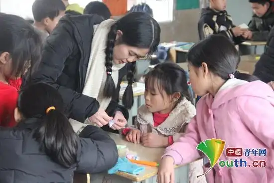 黔行春晖支教团走进万山区开展寒假助学活动_青年组织__中国青年网