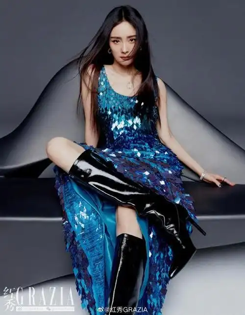 杨幂的身材瘦而不柴,穿背心裙配皮靴又美又飒,笔直长腿吸足镜头