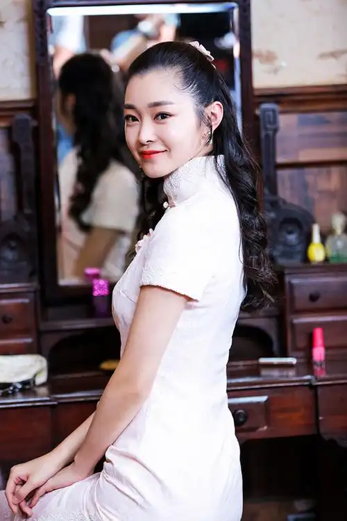 宋轶着旗袍诠释民国风雅