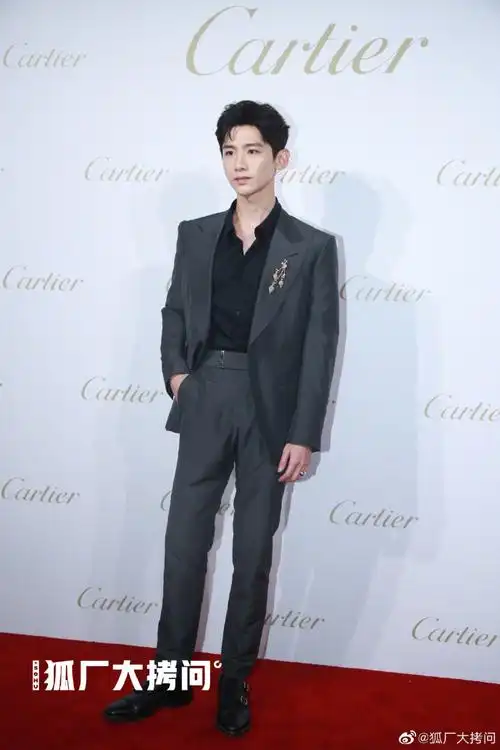 白敬亭卡地亚品牌线下活动造型黑色西装精致又帅气 贵公子气质满满!
