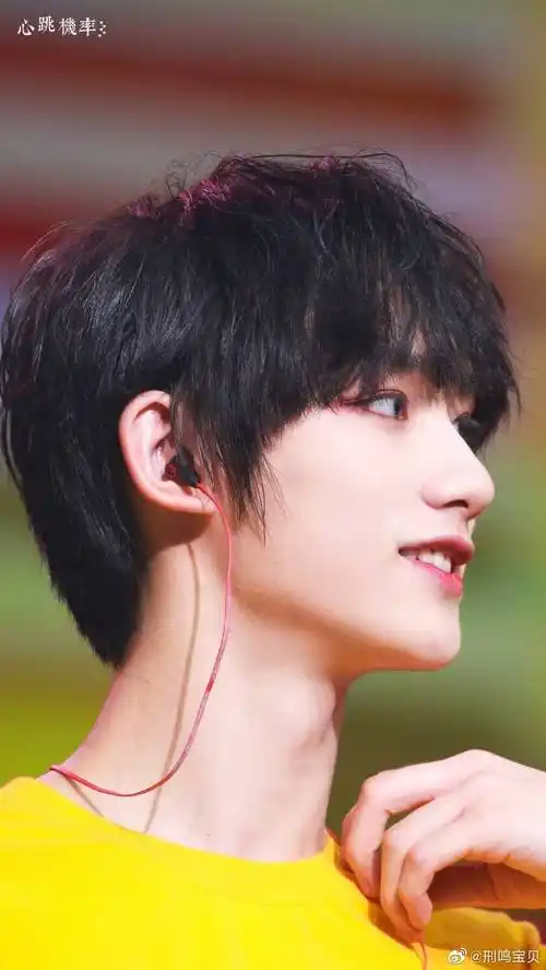 好喜欢丁程鑫的笑颜啊乖乖的甜甜的