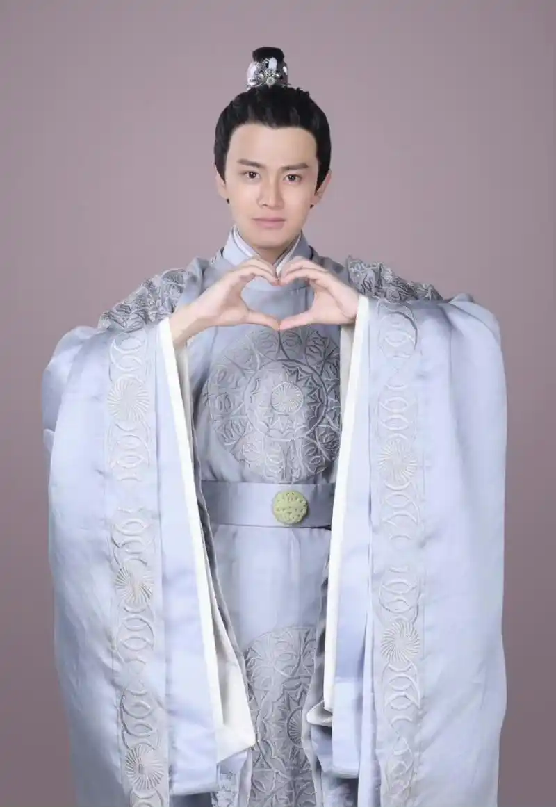 任嘉伦# 任嘉伦比碗式比心, 比碗式的比心从少年时期就开始了 !!