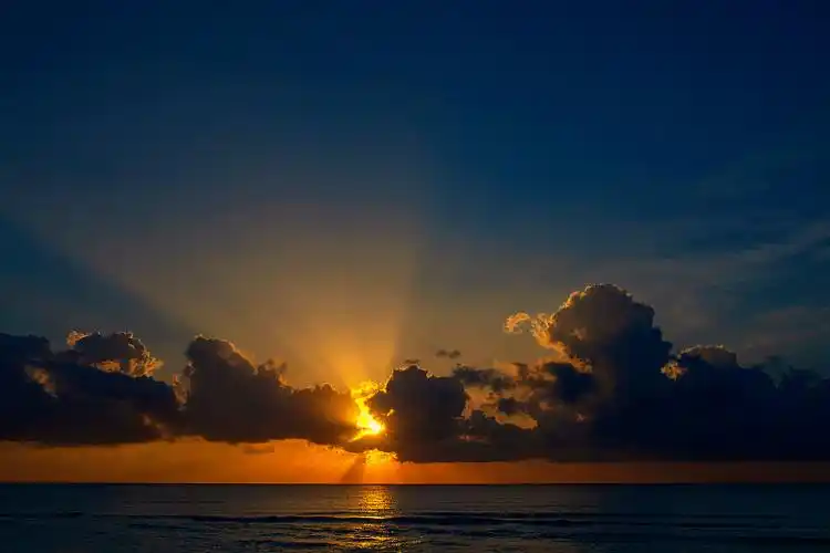 阳光在海边升起图片