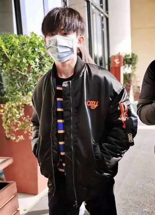 以往,易烊千玺通常会穿一些运动型的衣服,比如卫衣等.