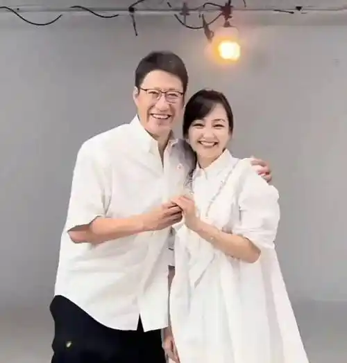 于震带着二婚妻子回家乡,精力旺盛的他在屋顶上跳舞,不停扭动_骆士宾