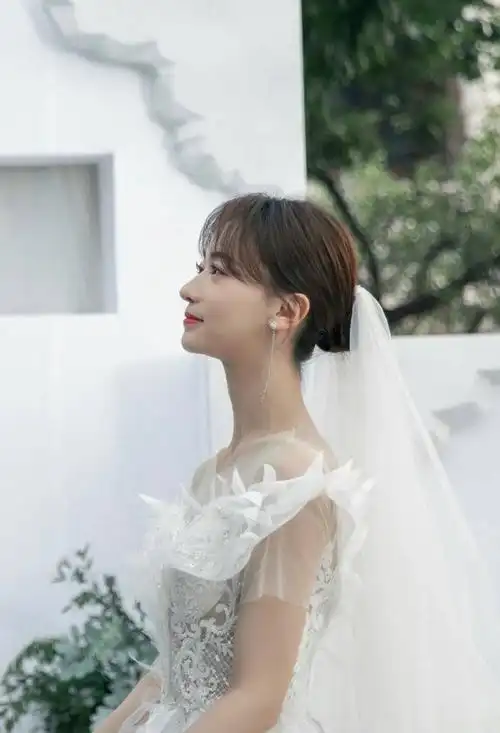 吴谨言晒照告别夏浅#恭喜夏浅结婚啦,在平行世界里的你,要一直幸概抖