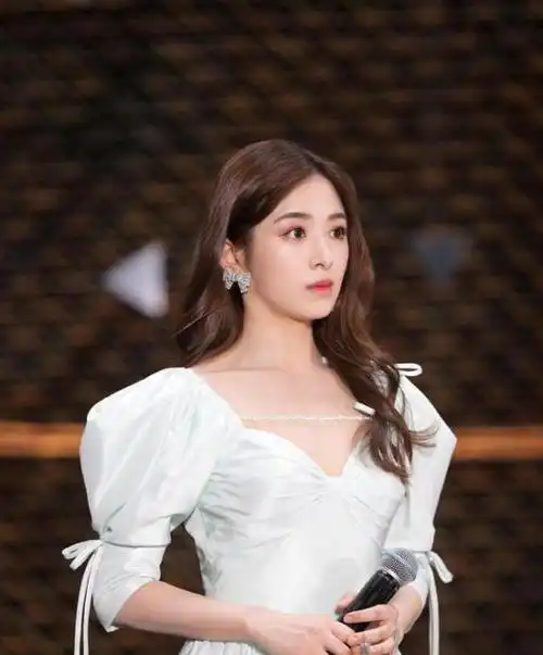 张含韵:童颜不老,36岁依旧迷人,奶欲风情引人注目