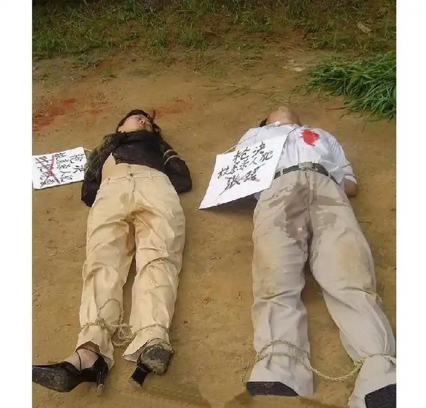 90年代,两名刚刚被枪决的犯人正在等待着收尸,他们吓的连裤子都尿了.