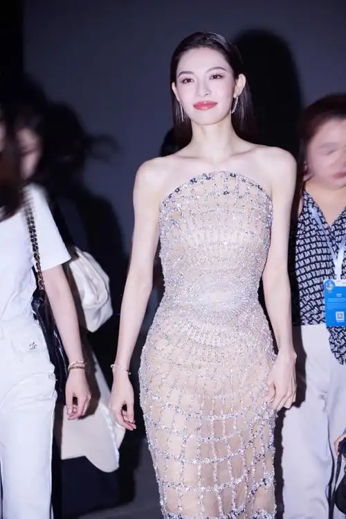 钟楚曦把钻石蜘蛛网穿身上