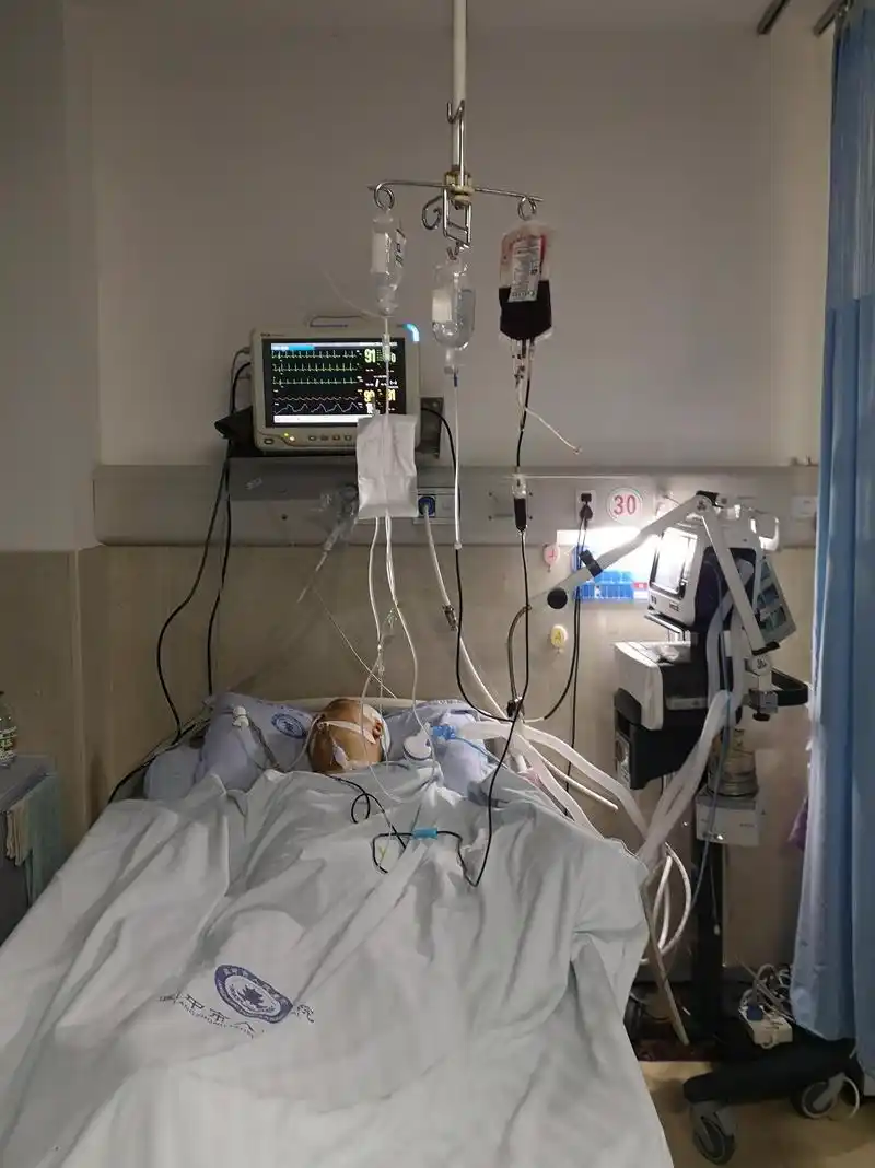 的岳母突发脑溢血送至市人民医院进行抢救,至今仍未苏醒,躺在病床上