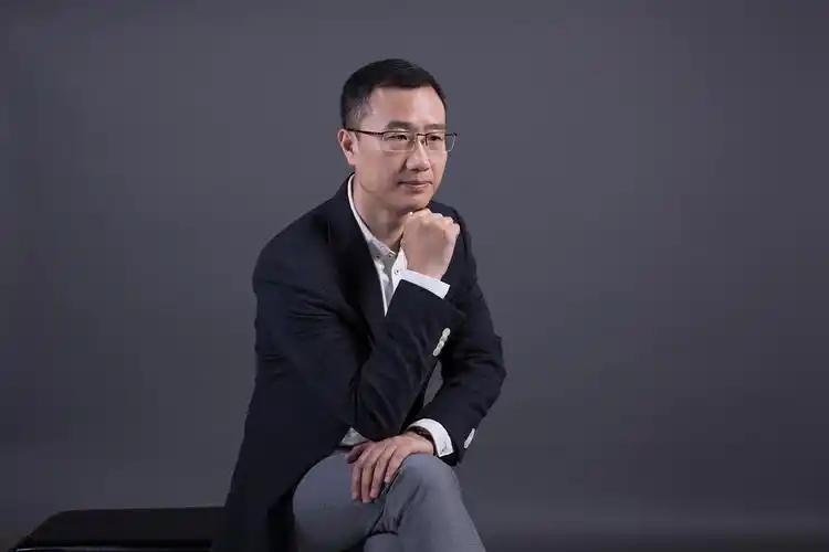 人像(戴眼镜的男士)