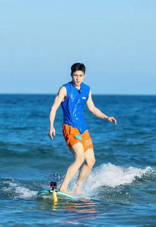 韩东君肌肉线条好a##韩东君冲浪a感