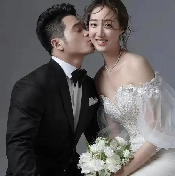 奥运双冠王娶女排最美姑娘两人青梅竹马晒婚纱照神似明星王鸥