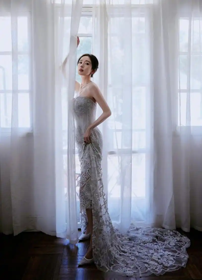 杨幂这组照片好美,高度还原美貌值,腰细腿长,明艳动人.