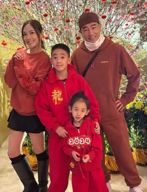 应采儿庆结婚纪念日,穿14年前婚服大肚抢镜,被指怀三胎有5个月_陈小春