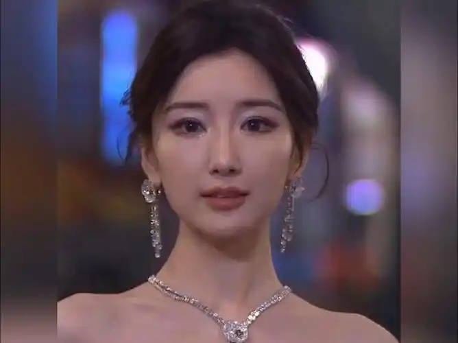 毛晓彤鼻子变化大被质疑整容 做完美甲后低头走路反复欣赏