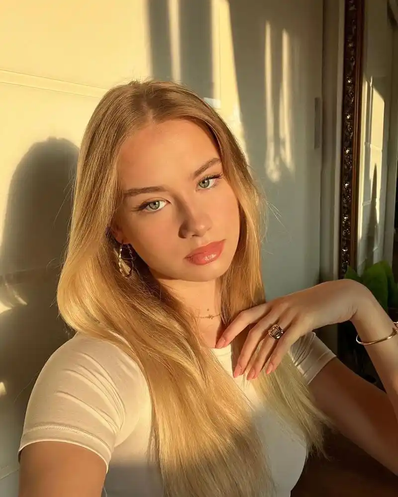 模特介绍66:混血女孩金发耀眼,气质高贵温文尔雅 艾玛是一位德国女孩