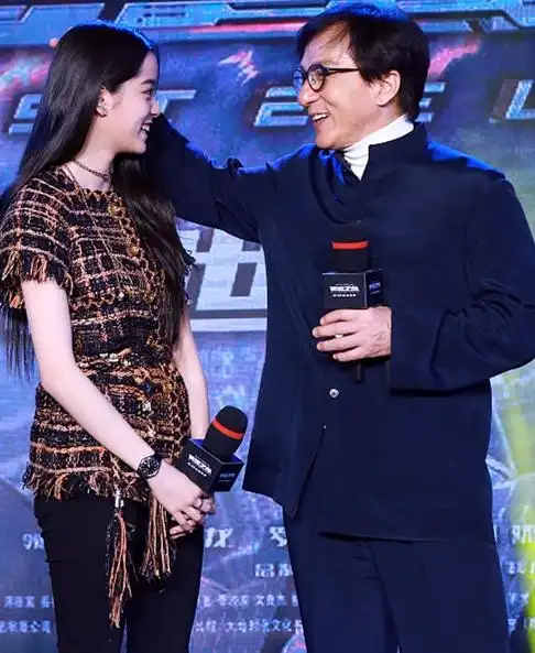 成龙帮欧阳娜娜举饮料杯,爱抚摸头好似对女儿父爱爆棚