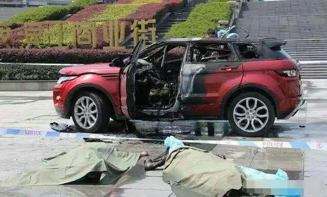 男子求女友和好遭拒, 强行把她拖进路虎车里, 点燃汽油同归于尽