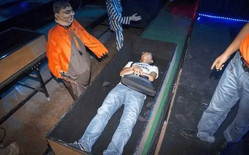 实拍: 真人体验死后"火化"的感觉, 躺进棺材送进火化炉