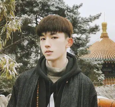 锅盖头发型,呆萌清爽的短发发型,不仅能显白,而且还让男学生看起来