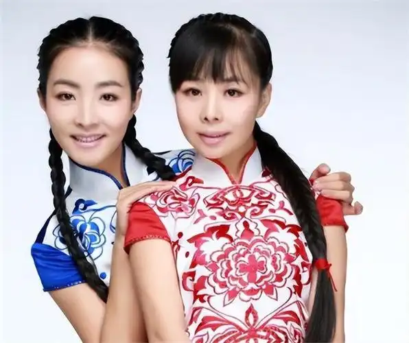 王小妮和王二妮的日常生活 被姐姐王二妮带进圈(5)