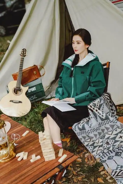 刘诗诗绿色户外运动穿搭露营单麻花辫造型活泼休闲