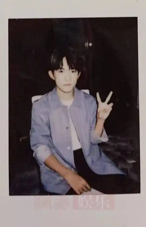 易烊千玺甜度满分的拍立得左一个耶右一个耶左右两个耶