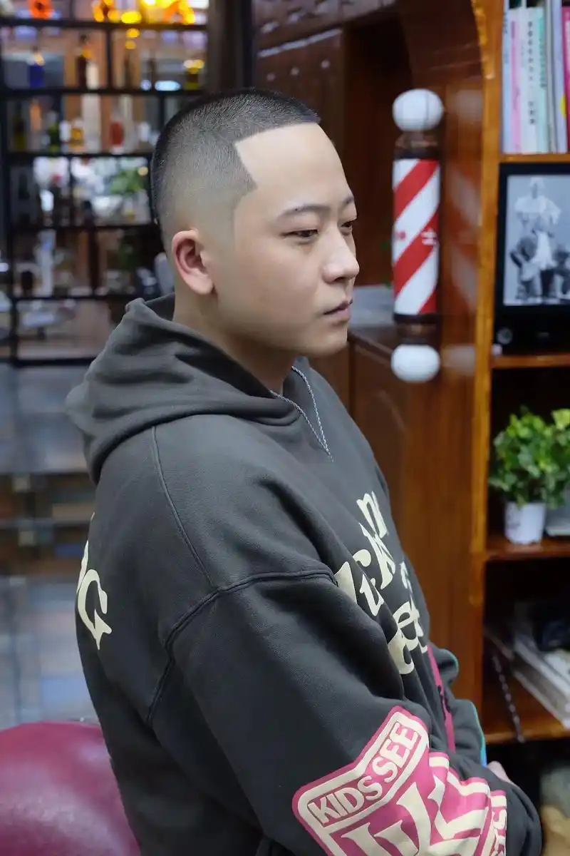 感受短发的热情#男士发型 #今日发型推荐 #原创 - 抖音