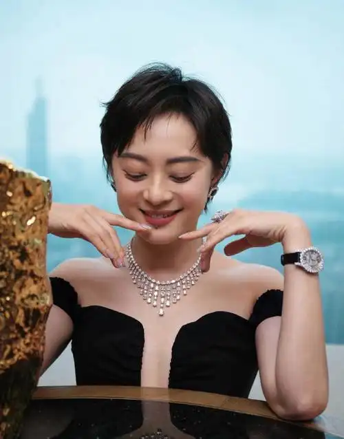 40岁孙俪穿抹胸深v黑裙秀美背 戴奢华珠宝尽显雍容