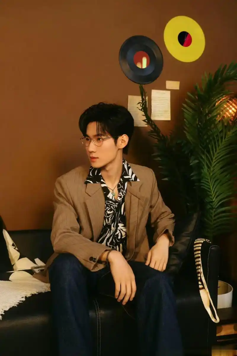 张真源咖色条纹西装随拍眼镜,咖色条纹西装,花衬衣内搭张哥真的好霸总