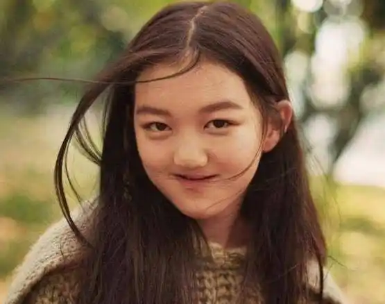 原创王菲女儿李嫣晒留学美照浓妆艳抹大变样她闺蜜的态度使人疑惑不已