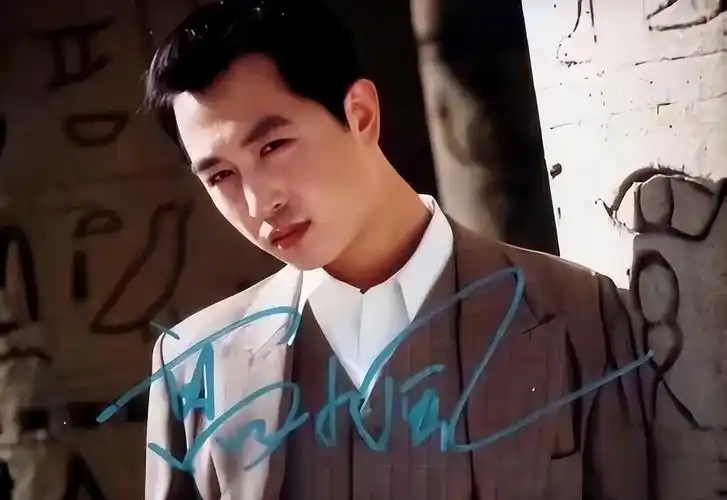 大学期间,高枫在同学的怂恿下参加了歌唱比赛,没想到就拿到了冠军