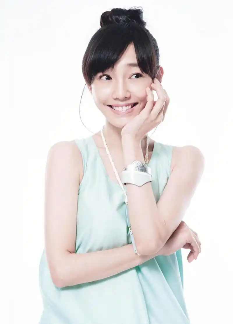 白百何:演技派女神 白百何是一位多才多艺,演技出众,美丽动人的女演员