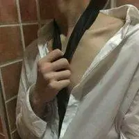 男生漏锁骨微信头像【点击鼠标右键下载】