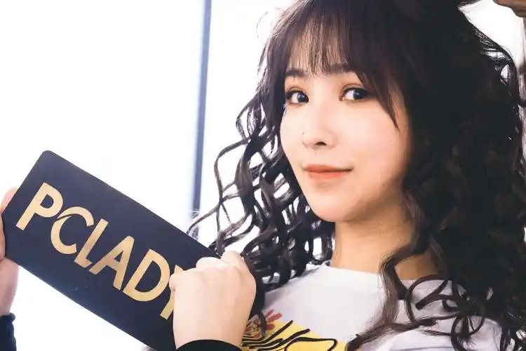 没想到你的爱豆是这样的人 | 蒋申工作现场变身表情包