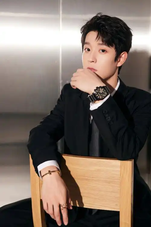 吴宇恒亮相盛典活动 解锁杂志特约编辑新身份