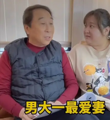 贾玲憨憨地笑着说:师傅别生气,我们琢磨您最近挺寂寞的嘛,哈哈哈冯巩