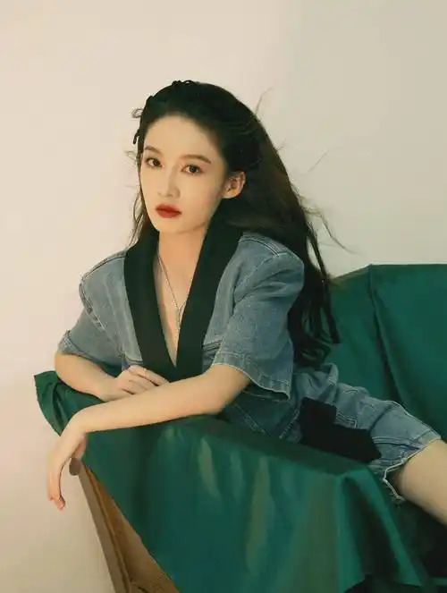 李沁身穿v领牛仔蝴蝶结连衣裙搭配黑色长筒靴,甜美中带着一丝飒气