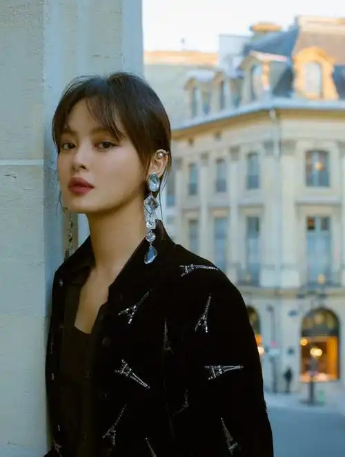 被37岁辛芷蕾惊艳到了波浪卷紧身裤三配色美到了骨子里